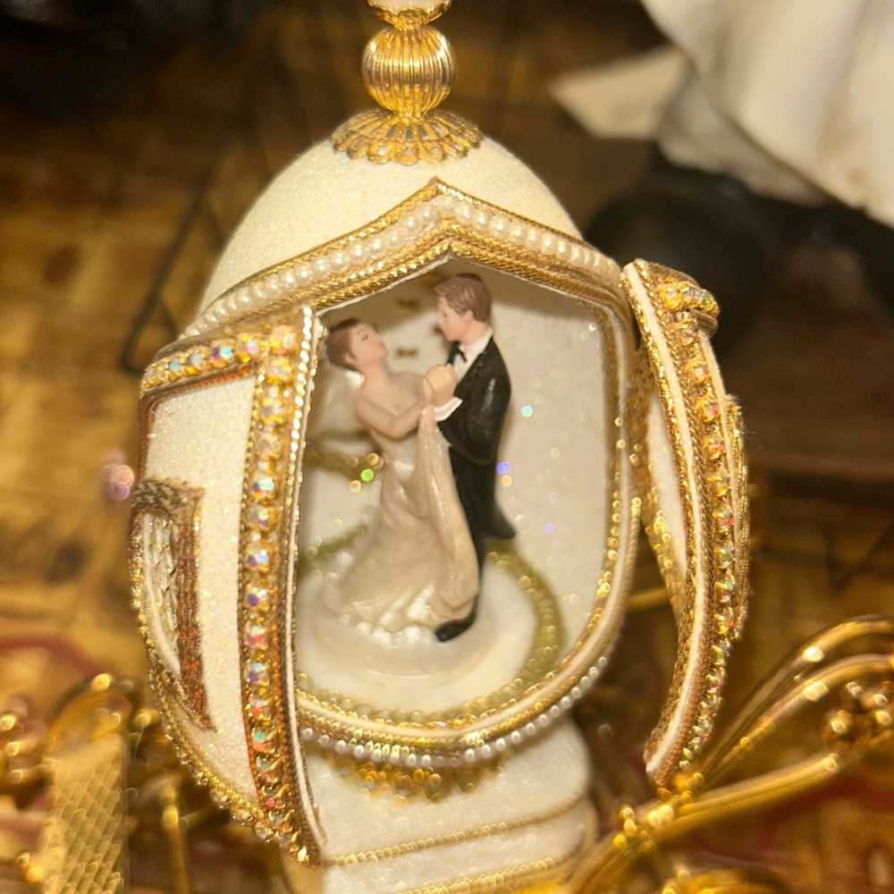 Vintage like new Gold and Cream Wedding Musical Carriage 👀🥳🥳❌❌